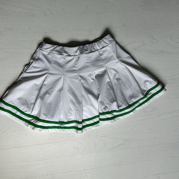 Boast white tennis skirt. Size Medium but shrunk. Absolutely a size XS/s. - Picture 2 of 6